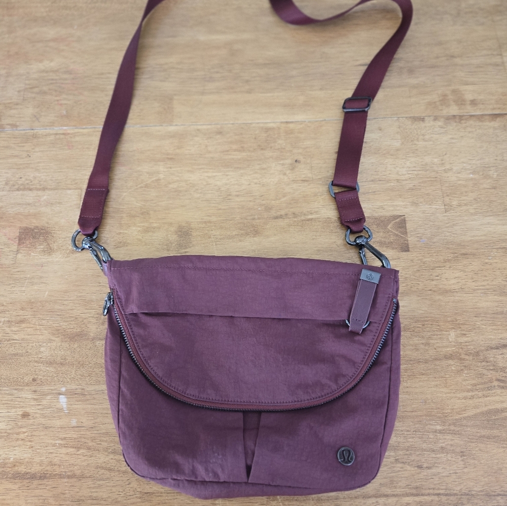 Lululemon burgundy/wine Festival cross body - Picture 6 of 6